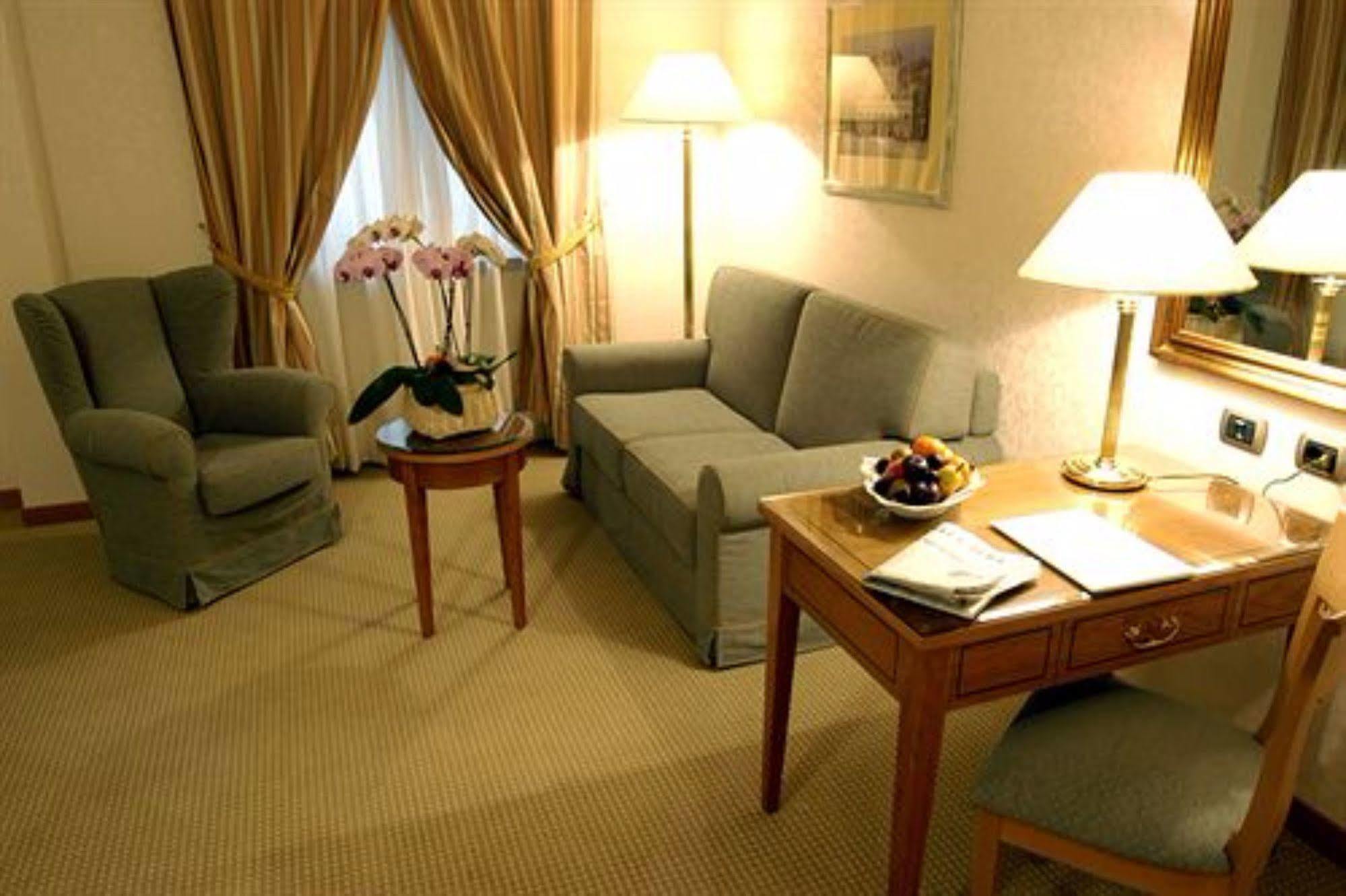 Hotel Excelsior Magenta Esterno foto