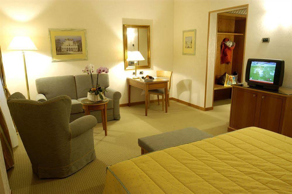 Hotel Excelsior Magenta Esterno foto